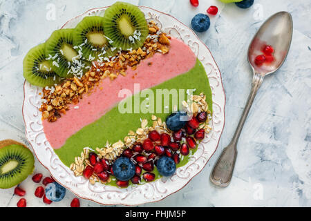 E ciotola di spinaci e fragole con bacche e frutta. Foto Stock