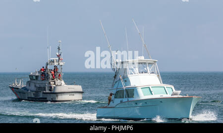 US Coast Guard passando in barca privata di una barca da pesca, Montauk, NY Foto Stock