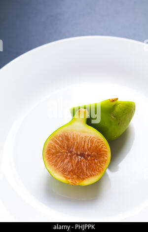 Concetto di cibo verde biologico Fig la frutta in ceramica bianca con piastra di spazio di copia Foto Stock