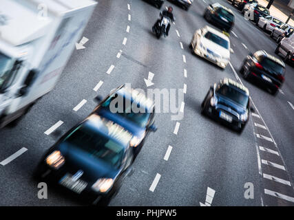 Per le strade delle città con traffico pesante - movimento sfocati e dai toni di colore immagine Foto Stock