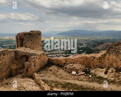 Grecia, Argos città. Su una collina sopra la città vecchia, lo storico castello di Larisa. La fortificazione drammatica e la campagna circostante Peloponneso. Foto Stock