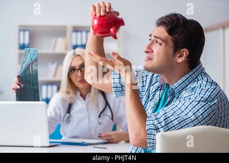 Paziente maschio arrabbiato con costosi healthcare bill Foto Stock