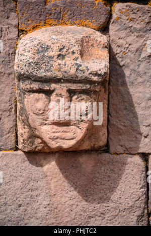 Primo piano di una pietra scolpita testa tenonv incorporato nella parete del a Tiwanaku UNESCO World Heritage Site vicino a La Paz in Bolivia Foto Stock