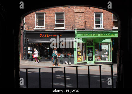 Vista che mostra due negozi indipendenti su Wyle Cop nel centro di Shrewsbury, Shropshire, 2016. Alcune persone sono passato a piedi i negozi. Foto Stock