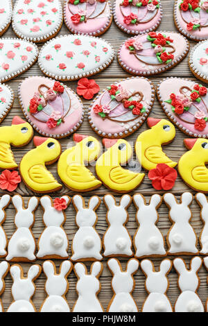 Colorate vetrate di Pasqua i cookie. Foto Stock