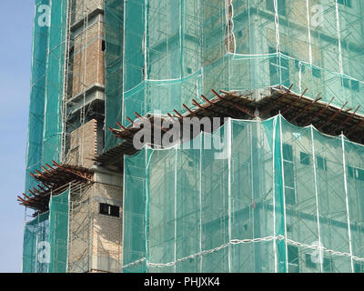 Piattaforma di cattura o altra costruzione sporgenza dalla superficie di un edificio. Si tratta di proteggere le persone e la proprietà dalla caduta di detriti. Foto Stock