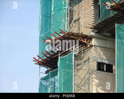 Piattaforma di cattura o altra costruzione sporgenza dalla superficie di un edificio. Si tratta di proteggere le persone e la proprietà dalla caduta di detriti. Foto Stock