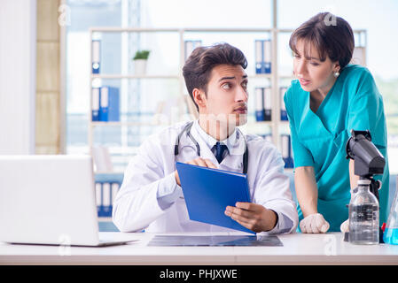 Due medici in ospedale Foto Stock