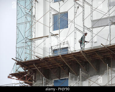 Piattaforma di cattura o altra costruzione sporgenza dalla superficie di un edificio. Si tratta di proteggere le persone e la proprietà dalla caduta di detriti. Foto Stock