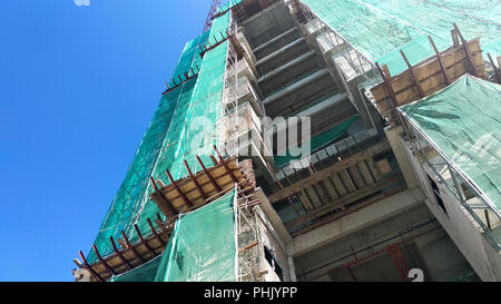 Piattaforma di cattura o altra costruzione sporgenza dalla superficie di un edificio. Si tratta di proteggere le persone e la proprietà dalla caduta di detriti. Foto Stock