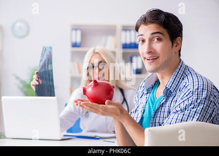 Paziente maschio arrabbiato con costosi healthcare bill Foto Stock