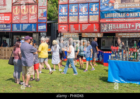 Southern barbecue linea di ventole fino al campione premiato barbeque costolette e pollo durante Orillia Ontario Ribfest. Foto Stock