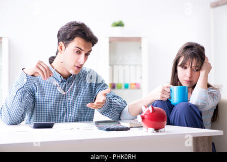 Coppia giovane guardando alla famiglia finanza paper Foto Stock