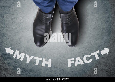 Imprenditore i piedi rivolti scelta difficile dilemma Foto Stock