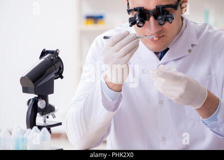 Sintesi del farmaco concetto con il farmacista lavorando nel laboratorio di ricerca Foto Stock