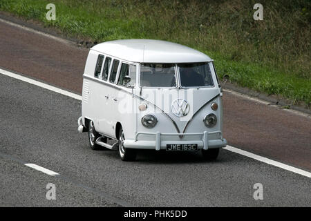 1965 Vintage Volkswagen, trasportatore, camper furgoni, kombi, combi, camper furgoni, camper, microbus, bus, camper, Vecchio, storico, traversata M6, Regno Unito Foto Stock