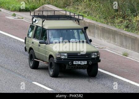 Matt Green 1996 Land Rover Discovery TDI veicoli classici sulla M6 a Lancaster, Regno Unito Foto Stock