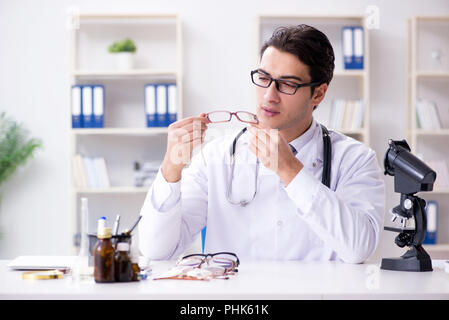 Medico di occhio nel concetto medico Foto Stock