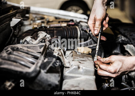 Servizio automobile o lavoratore autofficina riparazione auto auto motore Foto Stock