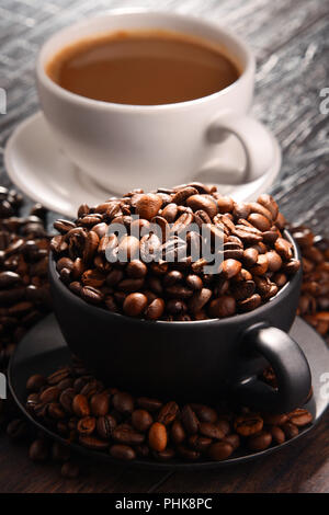 Composizione con due tazze di caffè e fagioli. Foto Stock