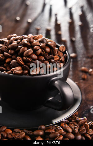 Composizione con tazza di caffè e fagioli. Foto Stock