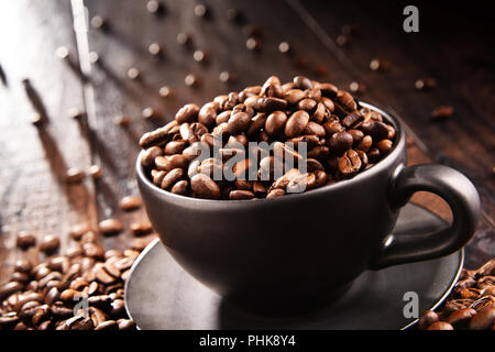 Composizione con tazza di caffè e fagioli. Foto Stock