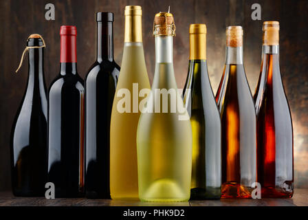 Composizione con un assortimento di bottiglie di vino. Foto Stock