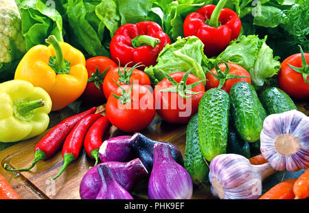 Composizione con varietà di freschi ortaggi e frutta Foto Stock