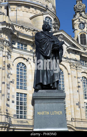 Dresda. Martin Lutero un monumento di fronte cattedrale Frauenkirche. Foto Stock