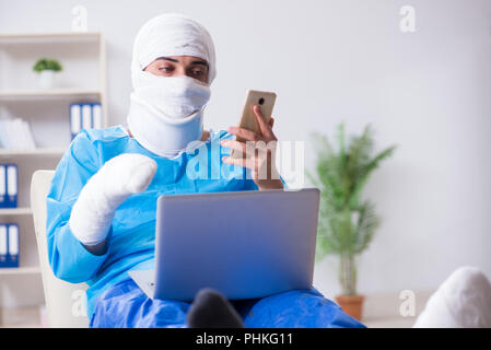 L uomo che soffre di più le ossa rotte e fratture Foto Stock