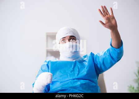 L uomo che soffre di più le ossa rotte e fratture Foto Stock