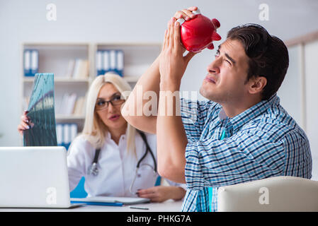 Paziente maschio arrabbiato con costosi healthcare bill Foto Stock