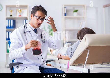 Paziente ottenere la trasfusione di sangue in ospedale Foto Stock