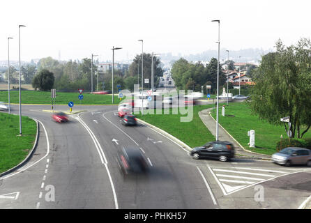 Il traffico su strada alla rotatoria incrocio Foto Stock