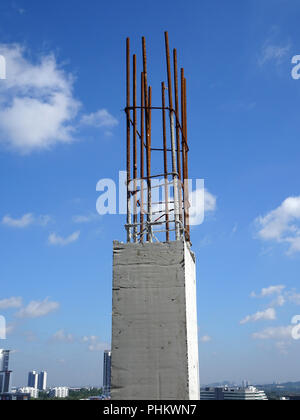 Rinforzo della colonna di calcestruzzo come parte della struttura di costruzione presso il cantiere. La barra di rinforzo sulla parte superiore della colonna pronto per la fase successiva di const Foto Stock