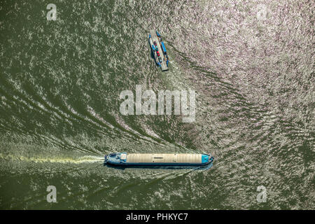 Vista aerea, nave da carico sul Reno va in discesa, chiuso chiatta Bulk freighter, incontra il traghetto del Reno vicino a Walsum, vista verticale, navigazione interna Duis Foto Stock