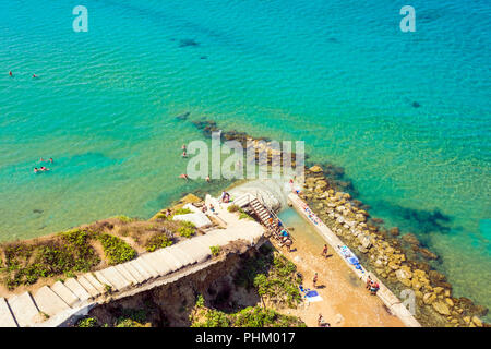 Loggas beach, Perulades, isola di Corfù, Grecia - 21 agosto 2018: . Loggas beach è uno dei più particolari dell'isola con ripide scogliere verticale w Foto Stock