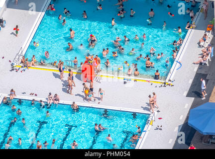 Foto aerea dell'Friedrich-Wennmann-Bad in Mülheim Heißen, piscina esterna con piscina esterna sull'ultimo giorno delle vacanze, Mülheim an der Ruhr, Ruh Foto Stock