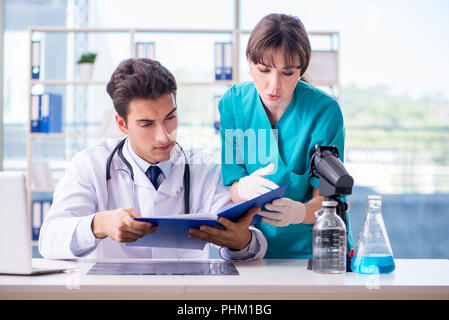 Due medici in ospedale Foto Stock