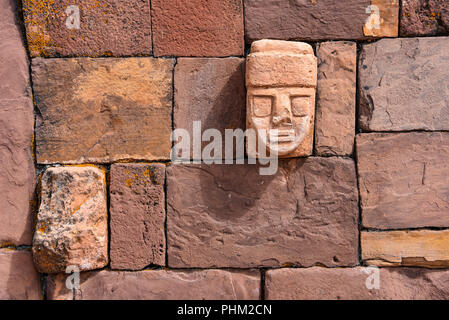 Primo piano di una pietra scolpita testa tenonv incorporato nella parete del a Tiwanaku UNESCO World Heritage Site vicino a La Paz in Bolivia Foto Stock