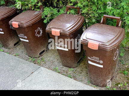 Brown cassonetti per la raccolta di compost in Montreal, QC, Canada Foto Stock