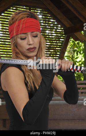 Donna spadaccino Samurai Foto Stock