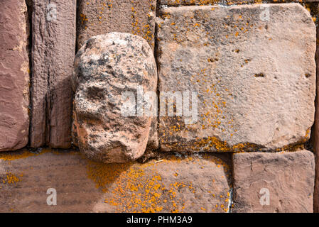 Primo piano di una pietra scolpita testa tenonv incorporato nella parete del a Tiwanaku UNESCO World Heritage Site vicino a La Paz in Bolivia Foto Stock