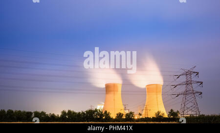 Torre di raffreddamento della centrale elettrica di notte Foto Stock