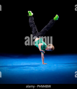 Little Boy in sport hal Foto Stock