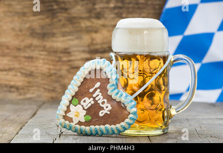 Grande vetro riempito con Bavarian Lager birra e cuore di souvenir Foto Stock