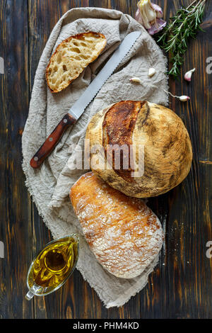 In casa pane appena sfornato sul panno di lino. Foto Stock