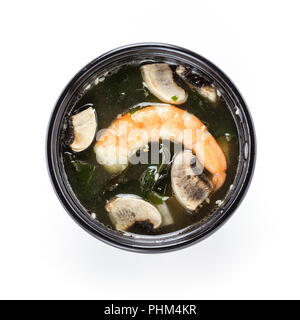 Zuppa di miso con frutti di mare su sfondo bianco Foto Stock