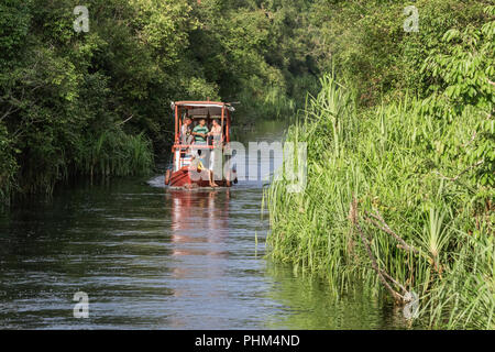 Klotok imbarcazione turistica sul fiume Sekonyer, Tanjung messa National Park, Kalimantan Foto Stock