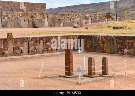 I monoliti di pietra nel tempio Kalasasaya, a Tiwanaku sito archeologico, vicino a La Paz, Bolivia, Sud America Foto Stock